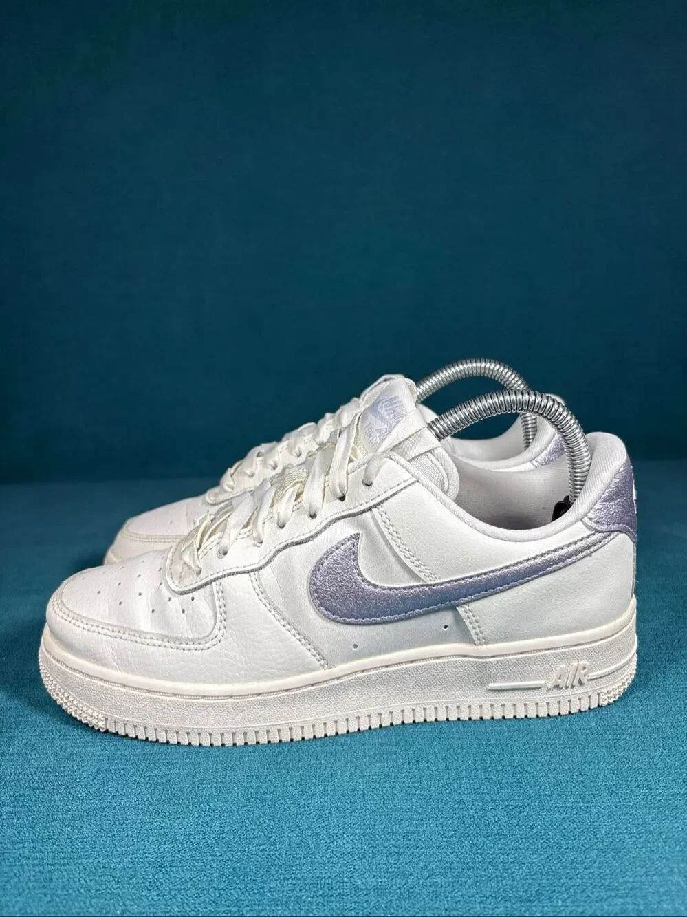 Nike Air Force 1 07 SE Womens 7 White Metallic Lilac Silver Sneakers DV7470-100